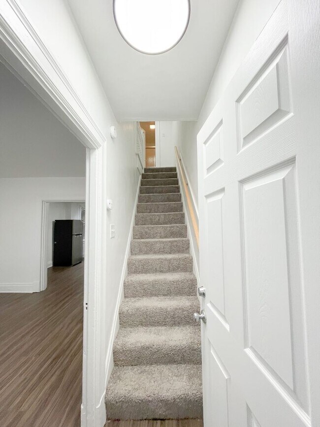 Foto del edificio - Available NOW - Renovated 2 Bedroom Row Ho...