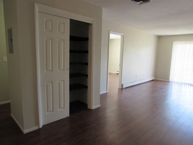 Building Photo - 3231 Lakeside Dr