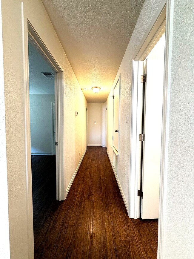 Building Photo - 1511 Justin Lp
