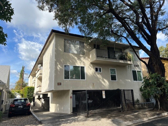 HÉROE - 1147 N Vista St