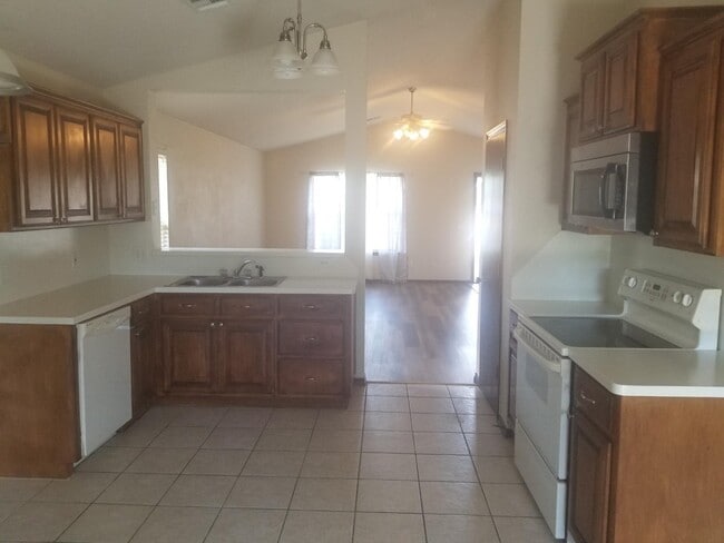 Building Photo - Beautiful 3 bedroom home near SW 104th and...