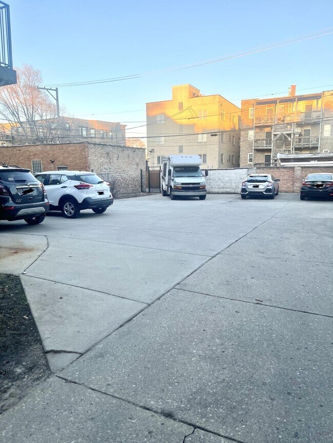 Foto del edificio - 2 bedroom in Chicago IL 60615