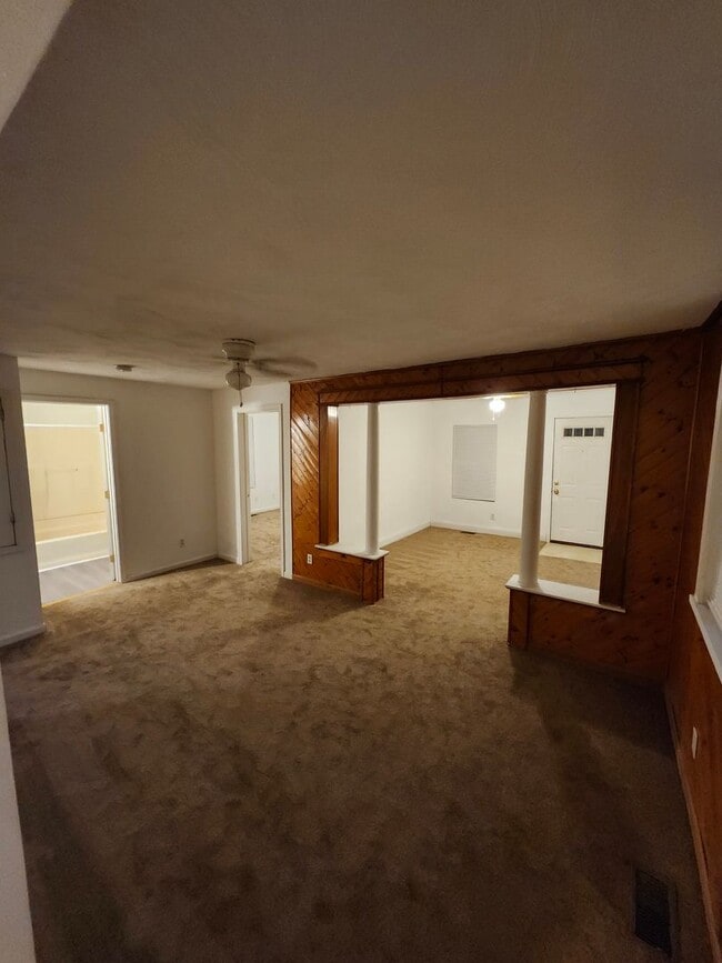 Building Photo - 2 Bedroom 1 Bathroom Single Family home