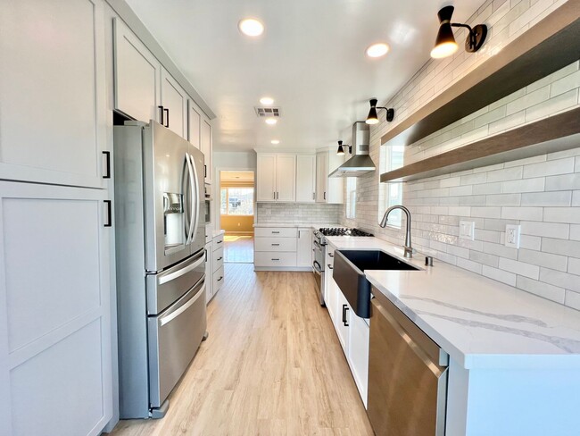 Foto del edificio - Beautiful 3Bd/1Ba with a charming backyard...