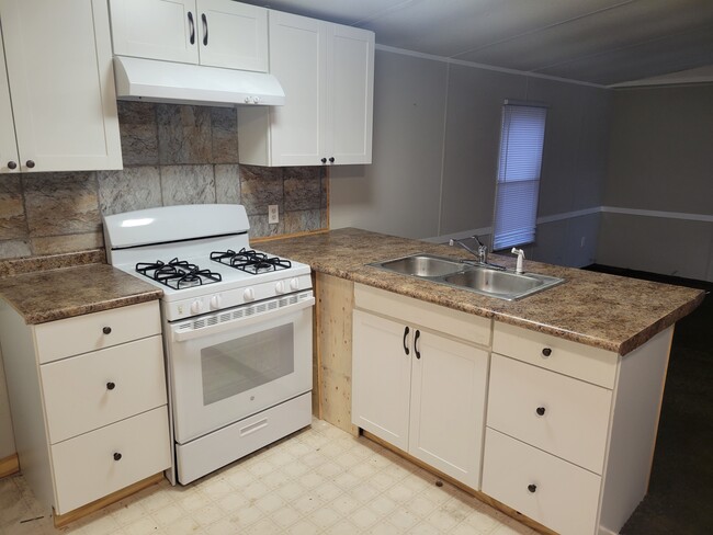 Kitchen - 1191 Evergreen Ln