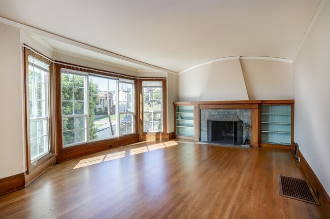 Building Photo - 3 Bed / 2 Bath charming home in upscale neighborhood near Glen Park. YouTube Tour!!