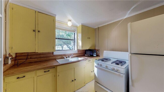 Building Photo - 303 Montclair Ave