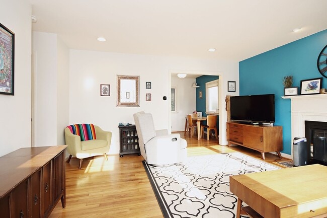Building Photo - Nicely Updated Pet-Friendly N.Downtown/Locust Grove Home