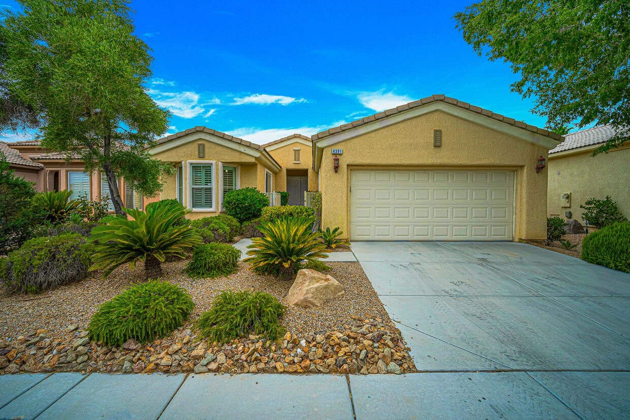 Foto principal - Beautiful Single Story Home in Guard Gated...