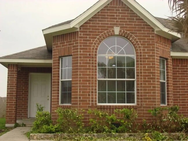 Foto del edificio - MOVE IN SPECIAL - 1/2 OFF FIRST MONTHS RENT!