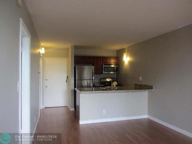 Building Photo - 2701 Riverside Dr