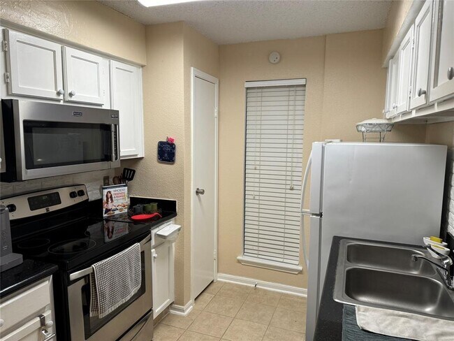 Building Photo - 2120 El Paseo St
