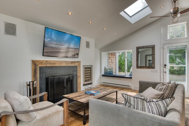 Building Photo - 21 Mako Ln