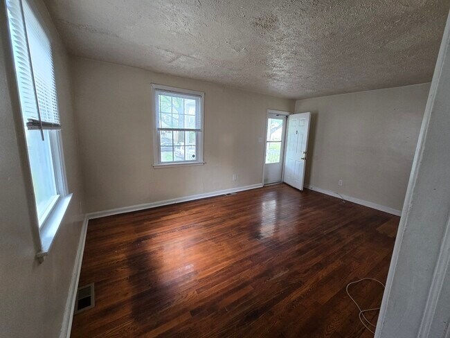 Building Photo - 3415 Meadowbridge Rd