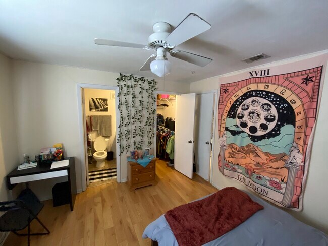 Cada dormitorio tiene baño privado y vestidor. - 4000 SW 23rd street