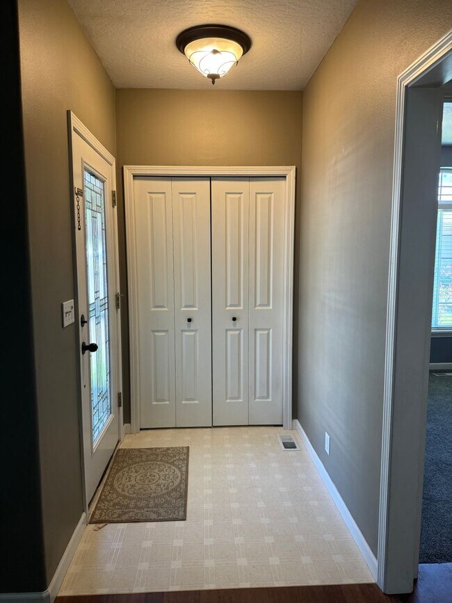 Building Photo - Beautiful 3 bedroom 2-bathroom house in a ...