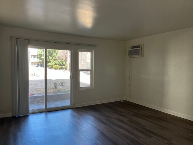 Foto del edificio - 9010 Tobias Ave