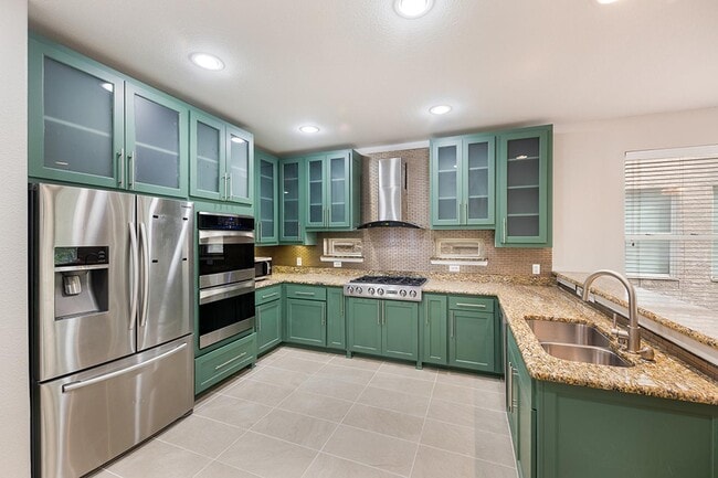 Building Photo - Stylish M Streets townhouse with modern interior & fenced yard