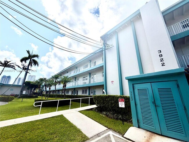 Foto del edificio - 3922 NE 166th St