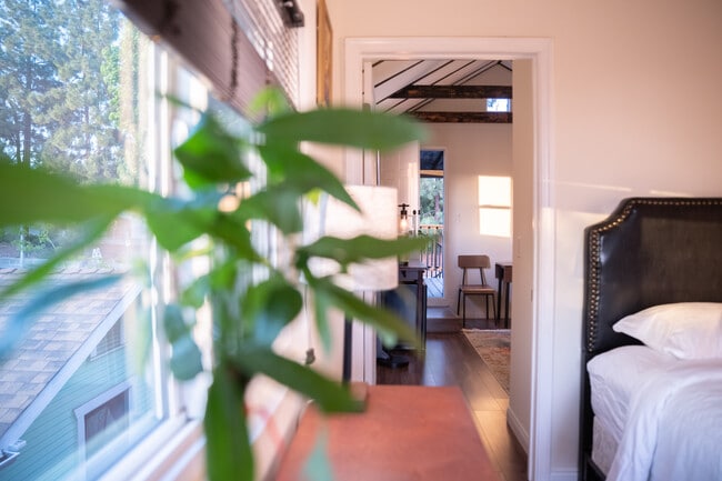 Lovely! - 1623 Campus Rd