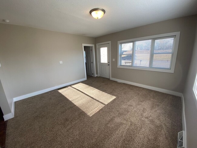 Building Photo - 4 Bedroom Home just 3 minutes from downtown!