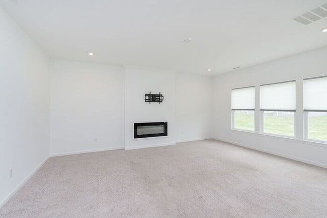 Building Photo - Awesome 5 Bedroom In Great McCordsville Lo...