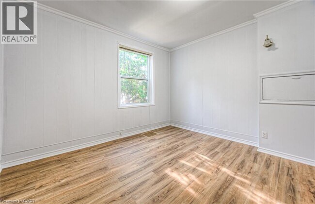 Photo du bâtiment - 93 Water St S