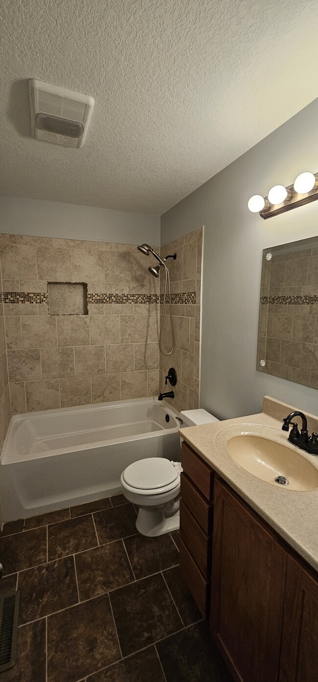 Building Photo - 884 E Greenway Ct