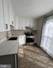 Building Photo - 10108 Sabin Dr