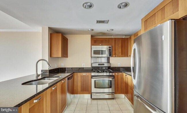 Foto del edificio - 2451 Midtown Ave