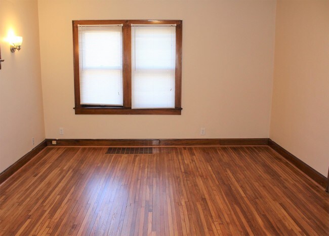 Building Photo - 830 Siebert St