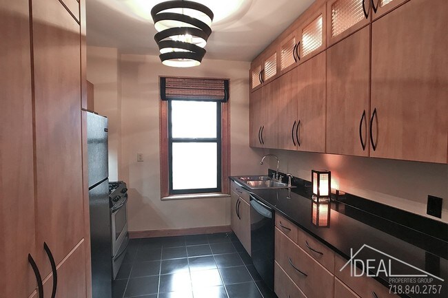 Building Photo - 175 Eastern Parkway #3LR