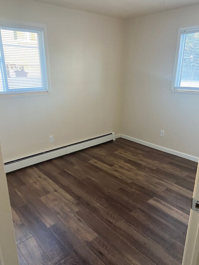 Building Photo - 1604 N Empire Ave