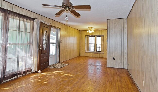 Building Photo - 2442 Oates Dr