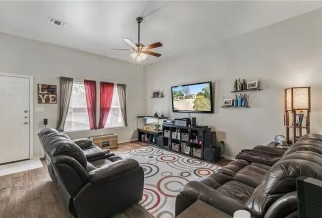 Building Photo - "Spacious 3-Bedroom Duplex with Granite To...
