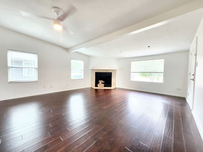 Building Photo - Inviting 3BD/1BA Home with Large Yard and ...