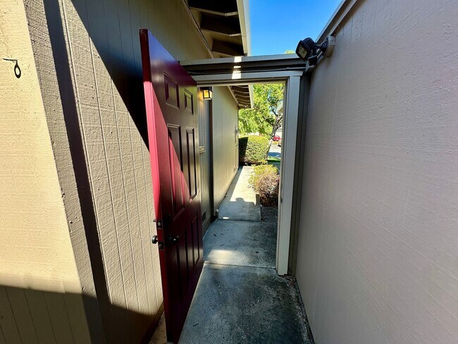 Foto del edificio - Convenient and Private Townhome