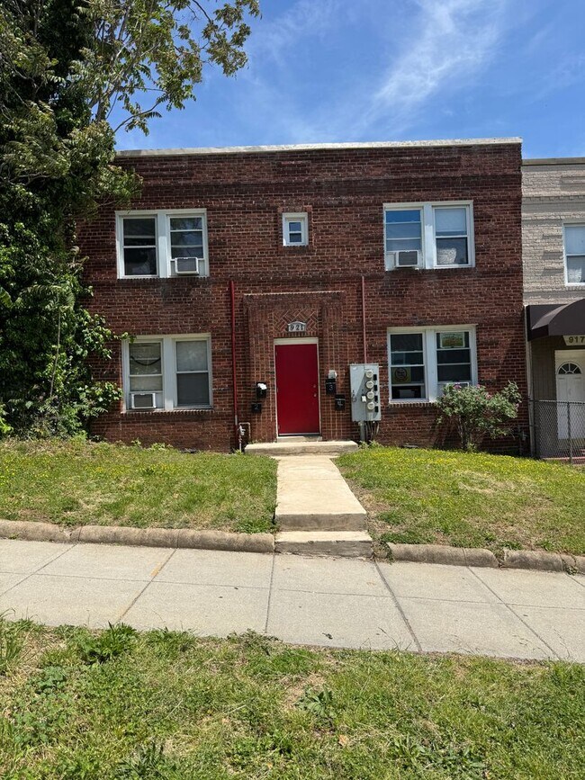 Building Photo - 921 19th St NE