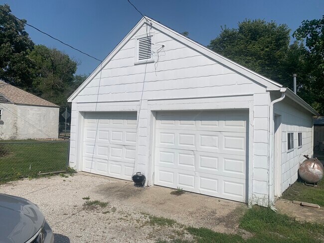 Building Photo - 303 S Shirley St