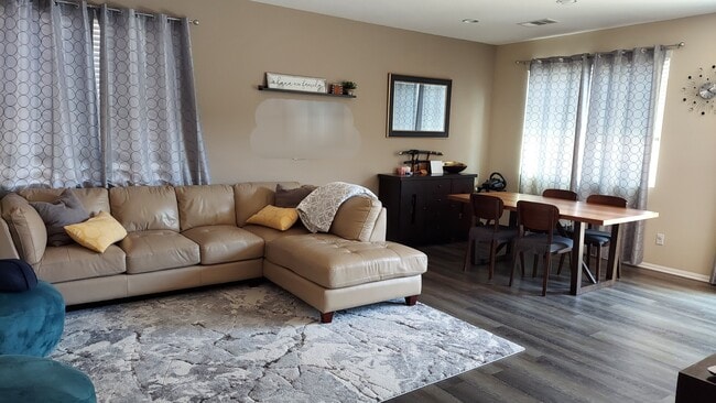 Building Photo - 561 Moonlight Dr