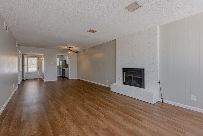 Building Photo - 1330 Tanglewood Ln