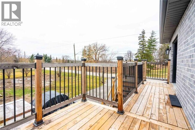 Photo du bâtiment - 665 Ridge Rd W