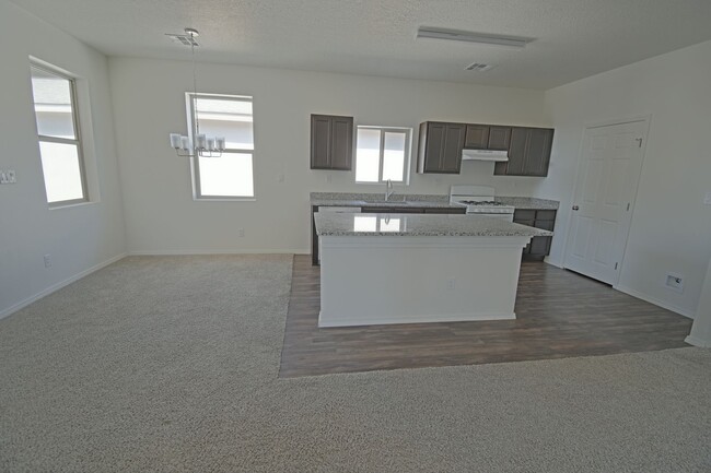 Foto del edificio - Newer Three Bedroom, Two Bath, Two Car Gar...