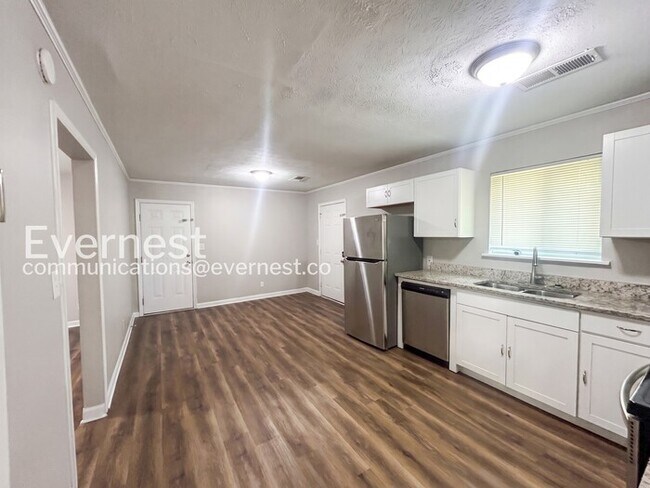 Building Photo - 3 Bed, 2 Bath Home with Garage / Pet-Friendly /  Available Now!