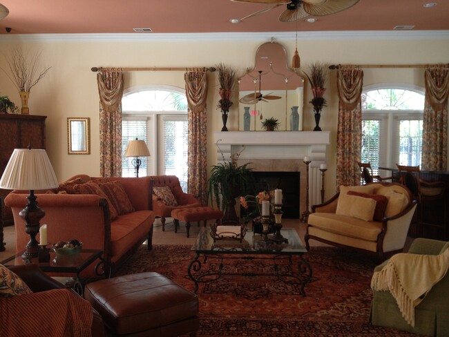 Building Photo - Beautiful Condo in Gated Community! Resort...
