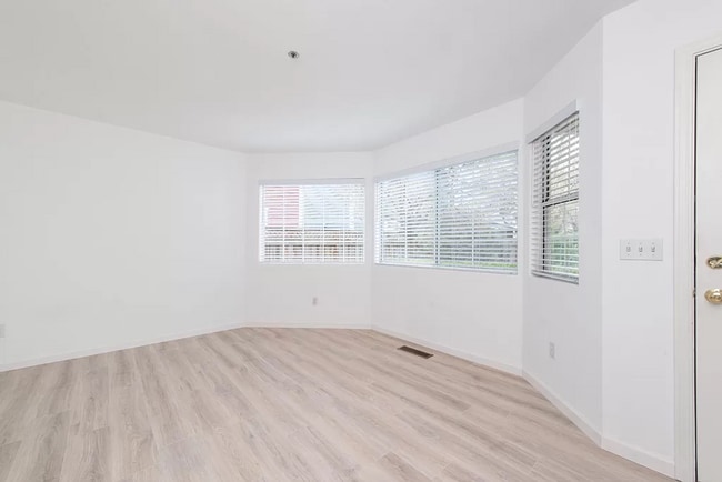 Building Photo - 924 E Cotati Ave