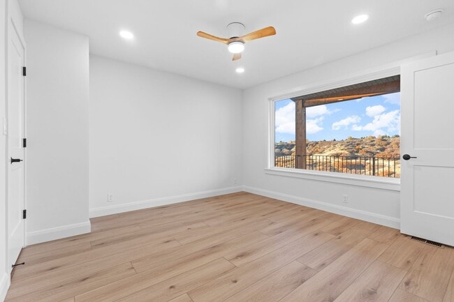 Building Photo - Spacious 5-Bedroom Home in Sandy, UT – Gre...