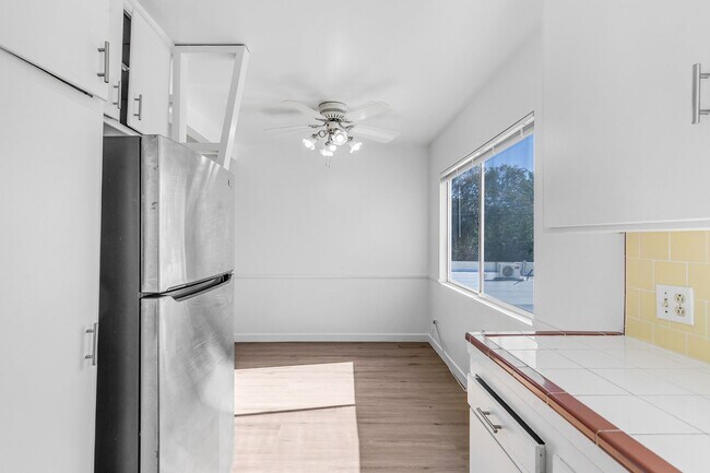 Foto del edificio - 6120 Radford Ave