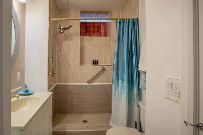 Building Photo - 445 E Bowen Ave