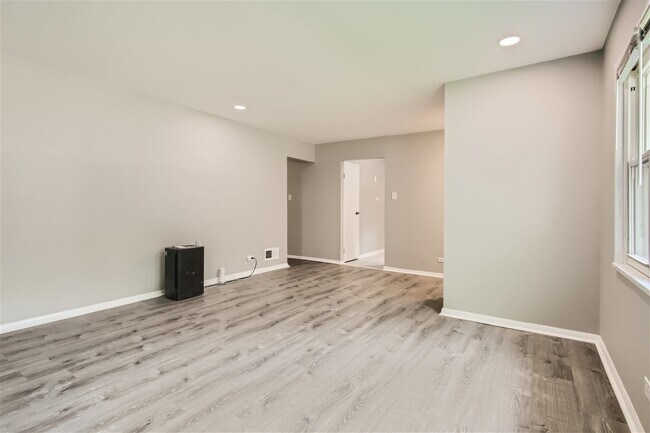 Building Photo - 15418 Dorchester Ave